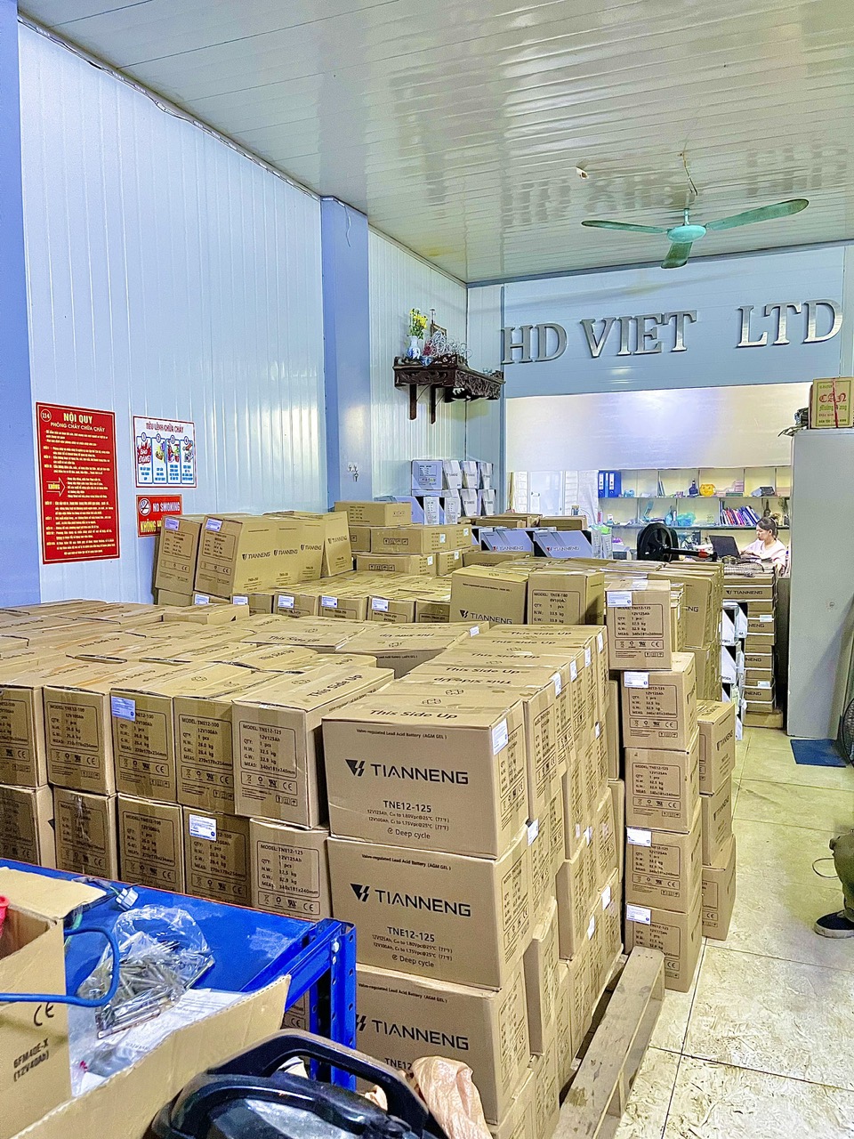 Hàng hoá ắc quy Xả sâu Tianneng tại cửa hàng HD Việt