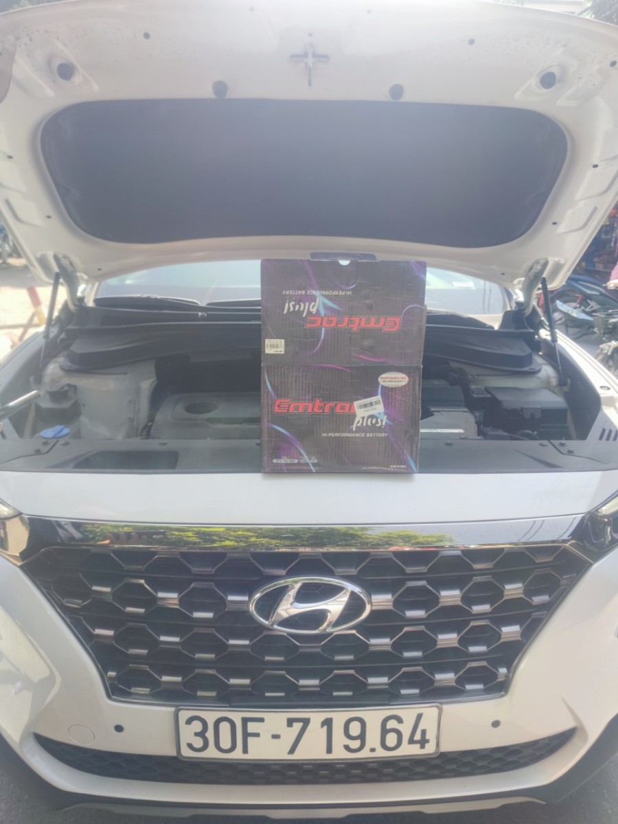 Ắc quy Emtrac Plus bảo hành 18 tháng được lắp cho xe Hyundai Santafe