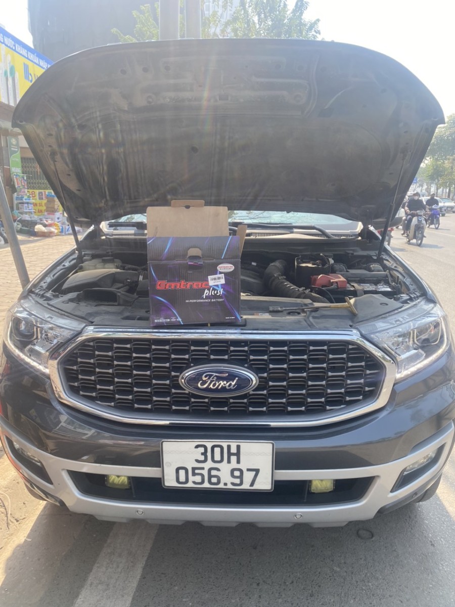 Thay ắc quy ô tô tại nhà cho Ford Everest tại HD Việt