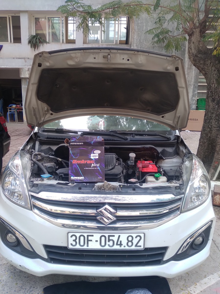 Xe Suzuki Ertiga thay ắc quy Emtrac Plus bảo hành 18 tháng tại HD Việt