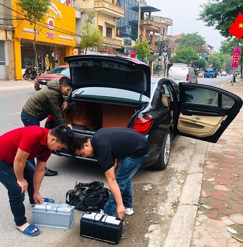 HD Việt - Thay ắc quy Varta AGM 105 cho xe BMW