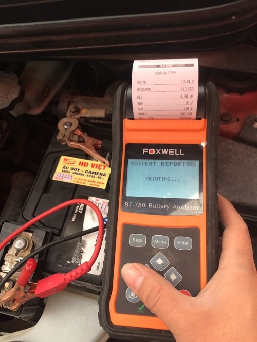 Kiểm tra ắc quy BMW X1 tại HD Việt bằng máy chuyên dụng