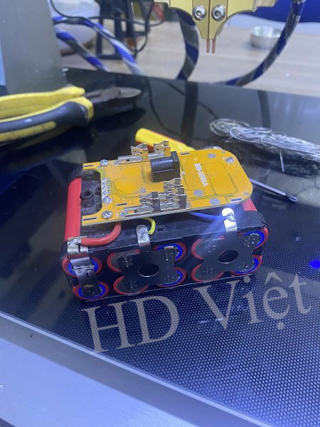 Thay pin cho máy khoan cầm tay cho khách hàng tại HD Việt