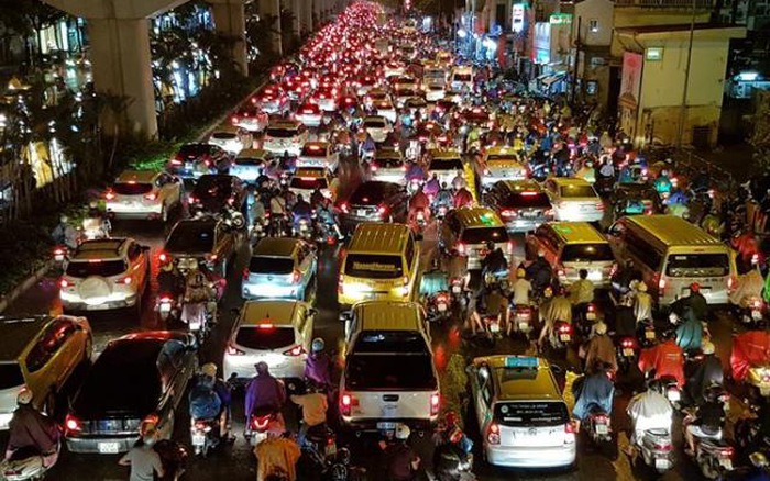 Hình ảnh giao thông đông đúc tại tuyến đường Nguyễn Xiển